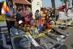 Medium_cambodia-phnom_oenh-human_rights_activist_trial_protest-260115-afp
