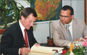 Graeme Robertson of Vitagrain signing agreement with Mauritius Minister of Agro Industry Satish Faugoo. Source: Le Matinal