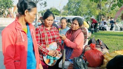 Medium_top-pic3-villagers-from-preah-vihea-province-bring-petition-to-pm-cabinetheng-chivoan-1